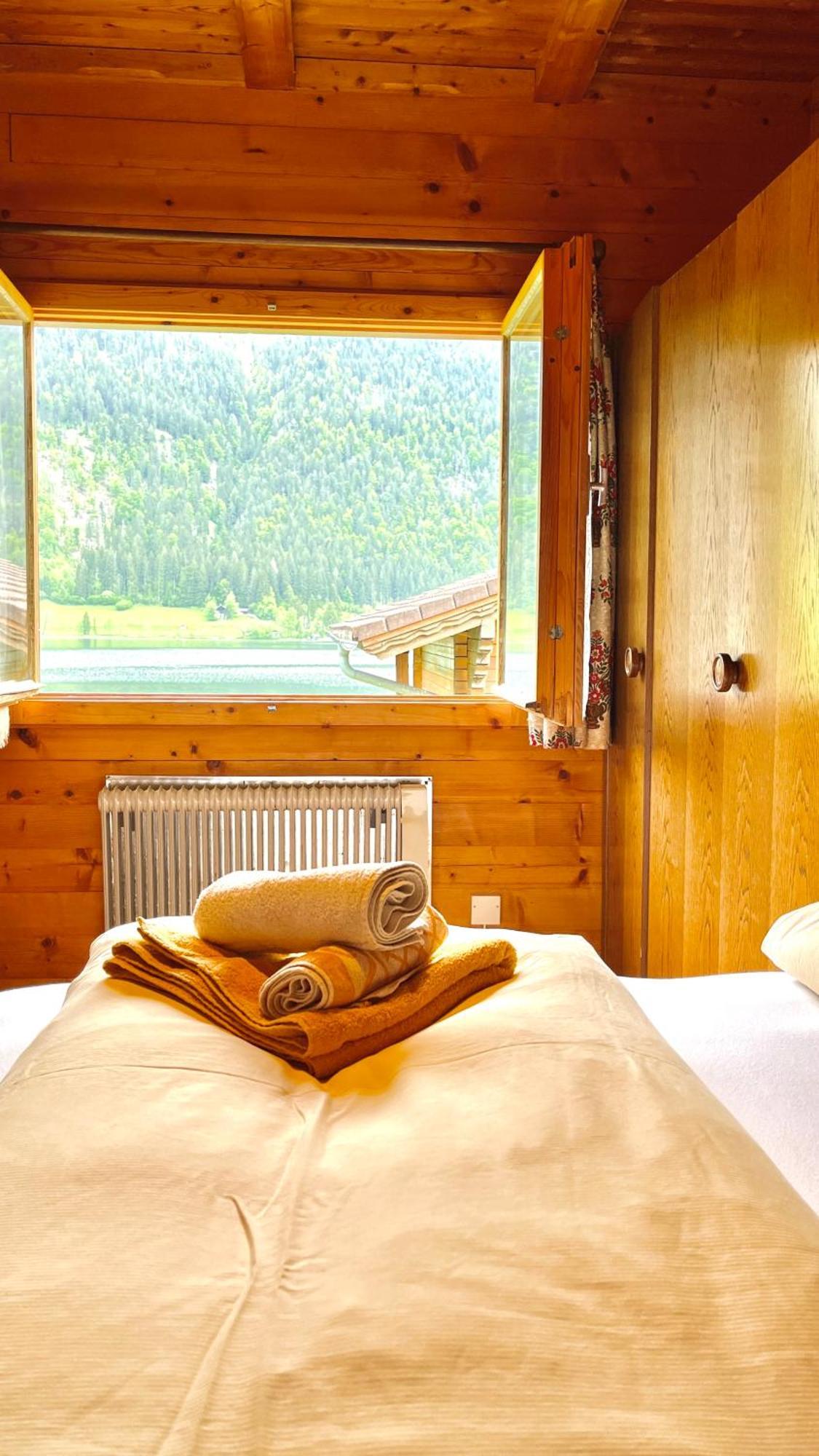 Chalets Zöhrer - Wohnen am Wasser Weissensee Zimmer foto